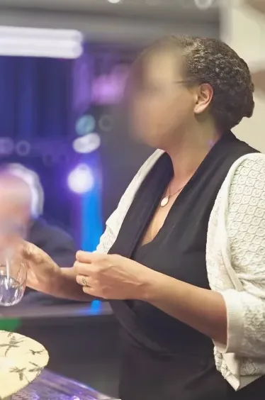 Julia, 37