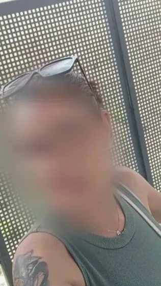 Julia, 38