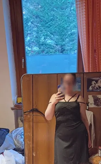 Mia, 27