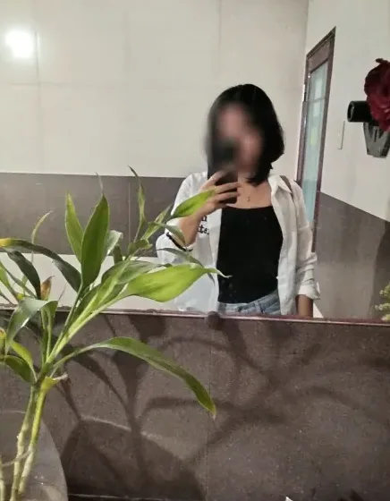 Nicole, 25